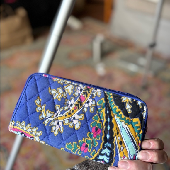 Floral Vera Bradley colorful Quilted Wallet - Picture 2 of 8